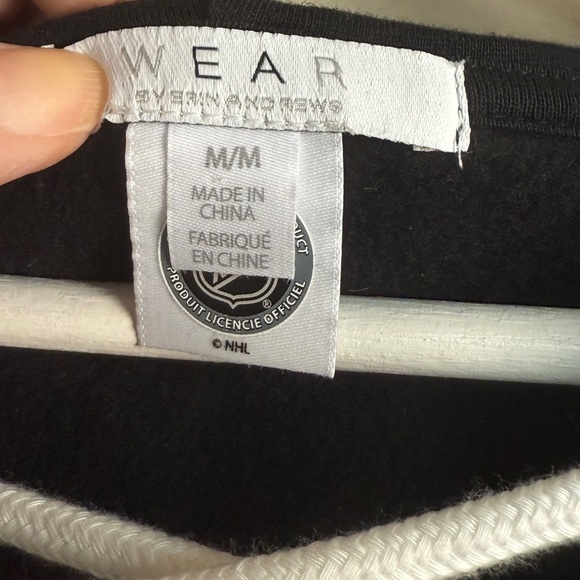 Wear by Erin Andrews NHL Vegas Golden Knights Lace Up Women’s Cropped Sweatshirt - Picture 7 of 13